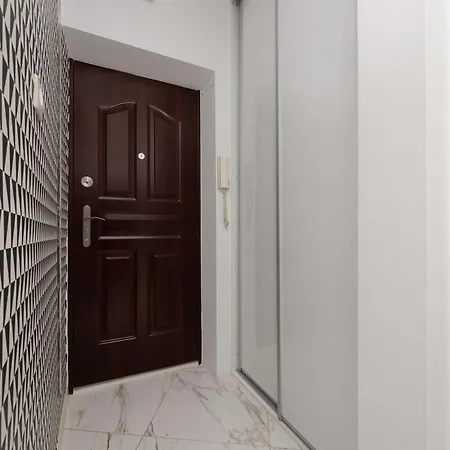 Bright In Close To The Old Town By Renters Apartment *
