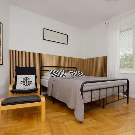 Bright In Close To The Old Town By Renters דירה